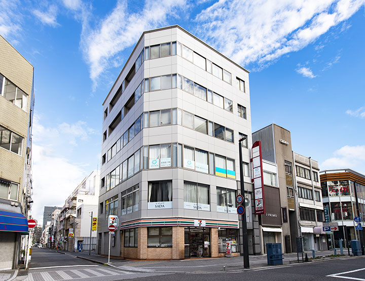 広島 PARCO 徒歩 1 分<br />
並木通り入口の好立地
